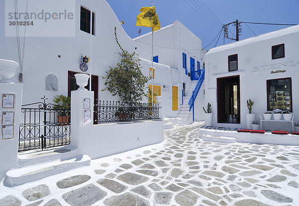 Mit Steinplatten gepflasterter Platz und weiße Häuser  Mykonos  Kykladen  Griechenland  Europa