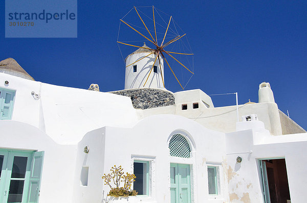 Windmühle  typische Kykladenarchitektur  Oia  Ia  Santorin  Kykladen  Griechenland  Europa