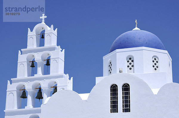Blau weiße Kuppelkirche mit Glockenturm  Pyrgos  Santorini  Santorin  Kykladen  Griechenland  Europa