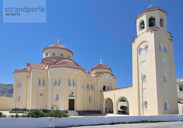 Große griechische Kirche mit rotem Ziegeldach und Kirchturm in Mesa Gonia  Santorin  Kykladen  Griechenland  Europa