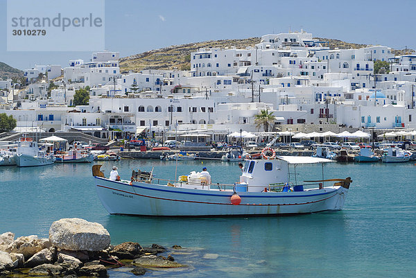 Boot im Hafen von Naoussa  Paros  Kykladen  Griechenland  Europa