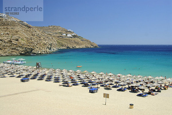 Super Paradise Beach mit aufgereihten Sonnenschirmen  Mykonos  Kykladen  Griechenland  Europa