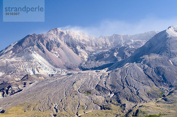 Krater des aktiven Vulkan Mount St. Helens raucht  National Volcanic Monument Statepark  Washington  USA  Nordamerika