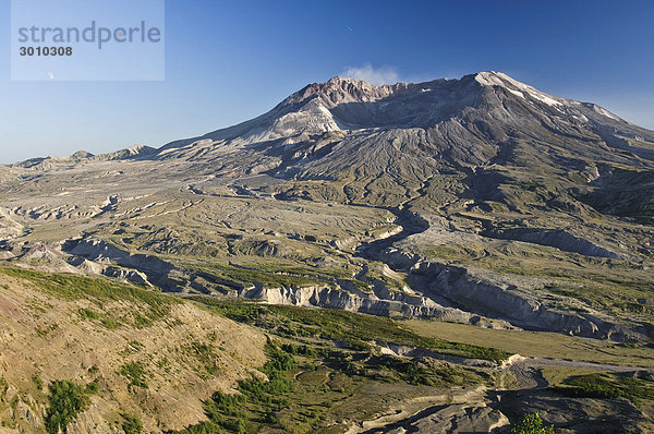 Aktiver Vulkan Mount St. Helens raucht  National Volcanic Monument Statepark  Washington  USA  Nordamerika