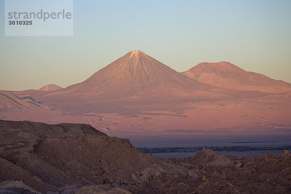 Vulkan Licancabur (5920m) vom Valle de Luna (Mondtal) bei Sonnenuntergang  San Pedro de Atacama  RegiÛn de Antofagasta  Chile  Südamerika