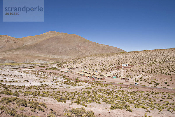 Kleine Siedlung mit Kirche  Atacama Wüste  Straße zu den Tatio Geysiren  RegiÛn de Antofagasta  Chile  Südamerika