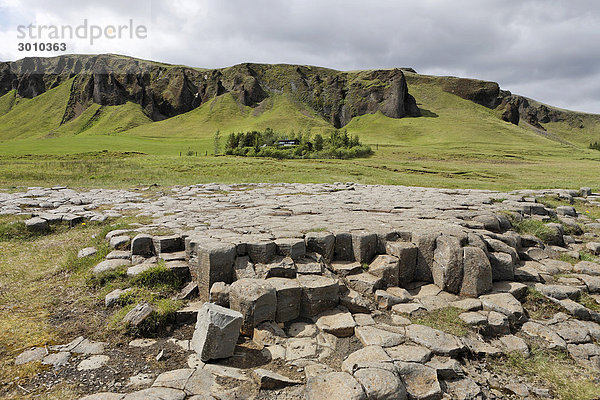 Das aus Basalt natürlich entstandenen Kirchenpflaster (KirkjugÛlf)  Kirkjubaerjarklaustur  Island