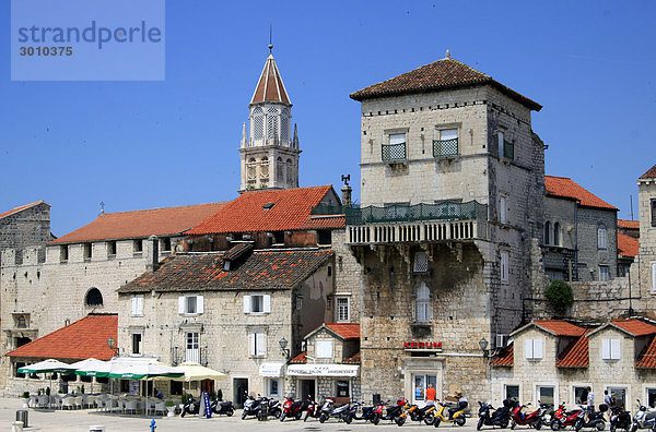 Blick auf Sveti Lovvro-Kathedrale und Vorplatz  Trogir  Kroatien
