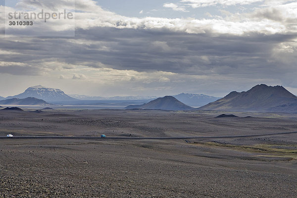 Berg Her_ubrei_ und Burfellshraun  Nordisland  Island