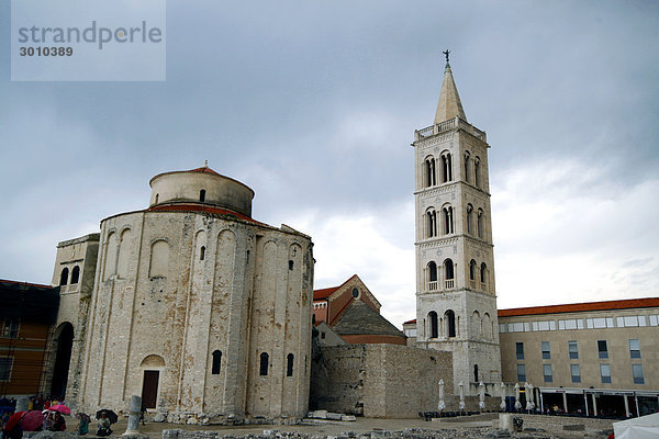 Römische Mauerreste vor Sveti Donat-Kirche  Zadar  Kroatien  Weitwinkelaufnahme