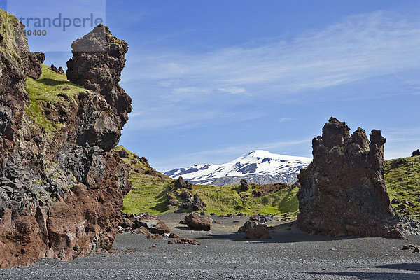 Lavaformationen und dahinter Snaefellsjökull  DjupalÛnssandur  Snaefellsness Halbinsel  Island