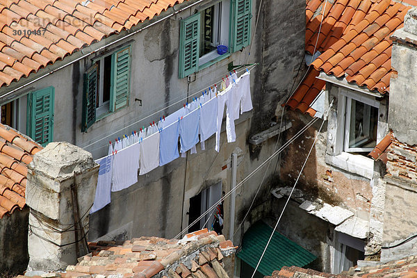 Innenhof mit behängter Wäscheleine vor Hauswand  Split  Kroatien  erhöhte Ansicht