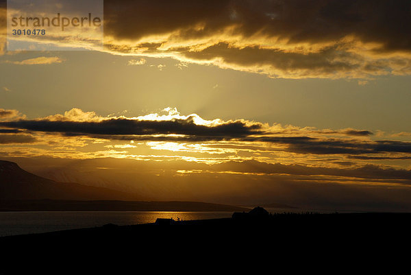 Sonnenuntergang an der Küste eines Fjords  Island