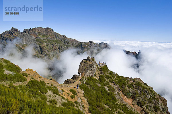 Miradouro Ninho da Manta Aussichtspunkt  genannt das Bussardnest  Wanderweg vom Pico do Arieiro  1818m  zum Pico Ruivo  1862m  Madeira  Portugal