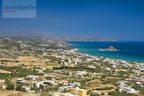 Blick über die Außenbezirke von Kefalos mit der Insel Kastri im Hintergrund  Kos  Griechenland  erhöhte Ansicht