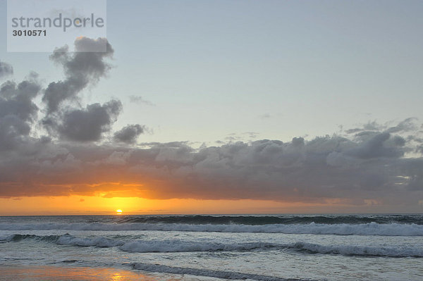Sonnenuntergang und Wolkenhimmel am Atlantik  Fuerteventura  Kanarische Inseln  Kanaren  Spanien  Europa