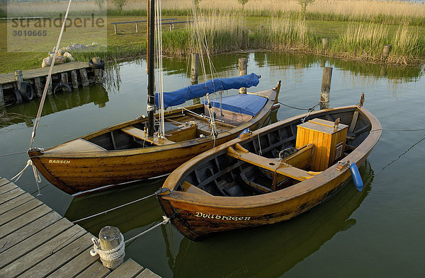 Zwei klassische Segelboote aus Holz liegen im Hafen von Althagen bei Ahrenshoop auf dem Darß