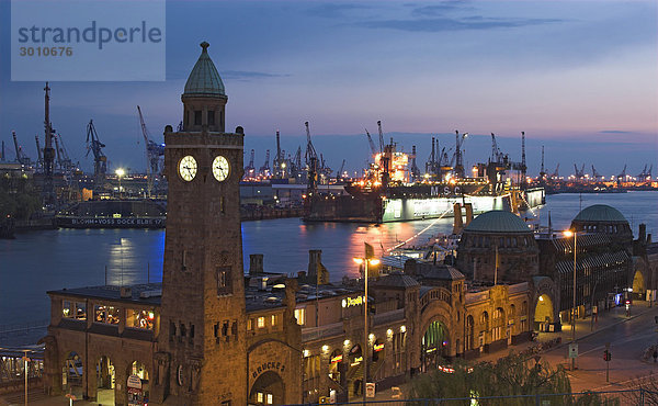 Landungsbrücken im Hamburger Hafen bei Nacht  Hamburg  Deutschland