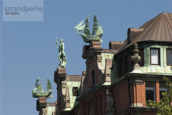 Kupferne Skulpturen auf den Giebeln eines hanseatischen Kontorhauses in Hamburg  Deutschland