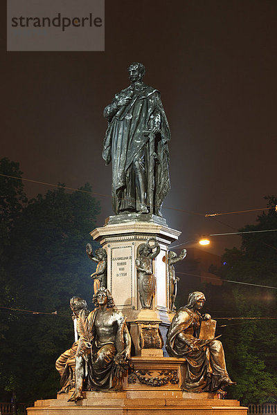 Denkmal König Maximilian II.  Max II. Denkmal  Maximilianstraße  München  Bayern  Deutschland  Europa