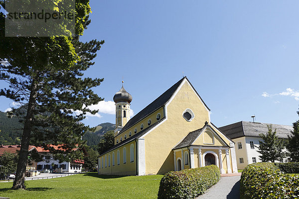Pfarrkirche St. Martin in Fischbachau  Oberbayern  Deutschland  Europa