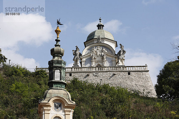 Mausoleum der Eggenberger und Kirchturmspitze der Pfarrkirche  Ehrenhausen  Steiermark  Österreich  Europa