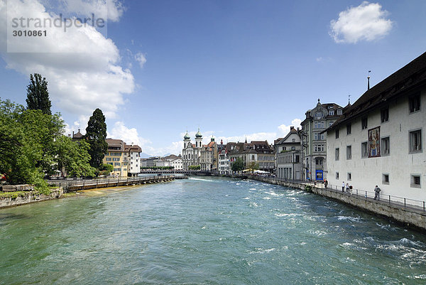 Luzern - Fluß Reuss mit der Jesuitenkirche im Hintergrund - Schweiz  Zentralschweiz  Europa.