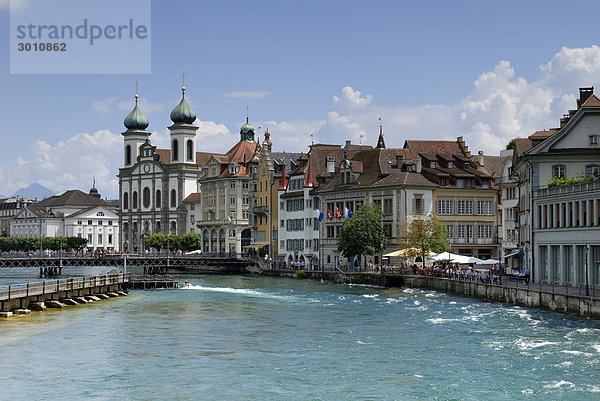 Luzern - Fluß Reuss mit der Jesuitenkirche im Hintergrund - Schweiz  Zentralschweiz  Europa.