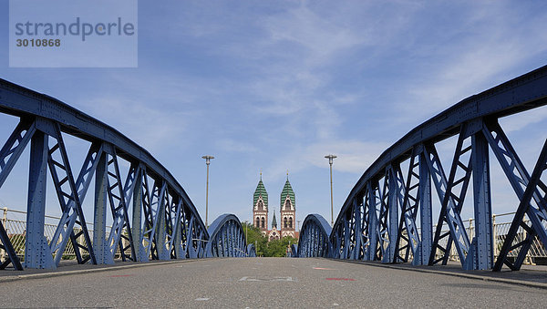 Freiburg im Breisgau - Blaue Brücke (Wiwili-Brücke) und Herz-Jesukirche - Baden Württemberg  Süddeutschland  Deutschland  Europa.
