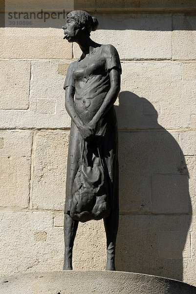 Tuttlingen - Skulptur an der Rathausfassade von Bildhauer Roland Martin - Baden-Württemberg  Deutschland  Europa.