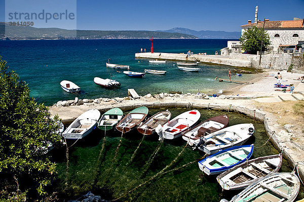 Boote in der Bucht der Stadt Silo  Insel Krk  Kroatien