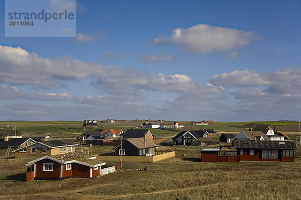 Typische Ferienhäuser an der dänischen Nordseeküste  Dänemark