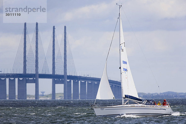 Segelschiff vor der Öresundbrücke zwischen Dänemark und Schweden