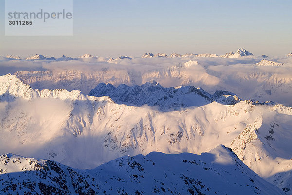 Stubaier Alpen  vom Brunnenkogel  Pitztaler Gletscher aus gesehen  Lüsener Fernerkogel  kleine graue dreieckige Spitze  bis Schrankogel und Ruderhofspitze Tirol  Österreich  Europa