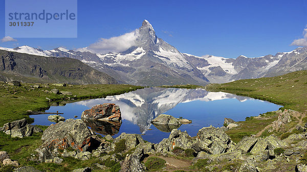 Das Matterhorn spiegelt sich im Stellisee bei Zermatt  Kanton Wallis  Schweiz