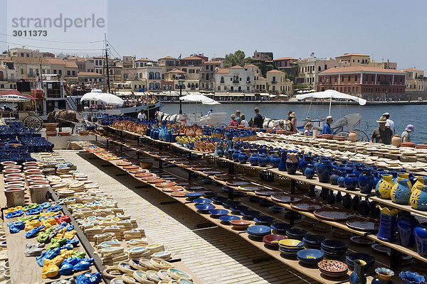 Töpferwaren  am Hafen von Chania  Kreta  Griechenland  Europa