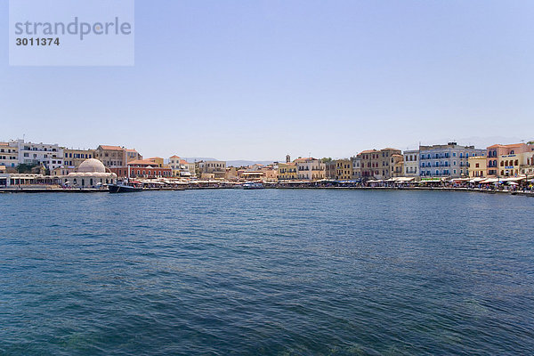 Venezianischer Hafen mit der ehemaligen Janitscharenmoschee  Chania  Kreta  Griechenland  Europa