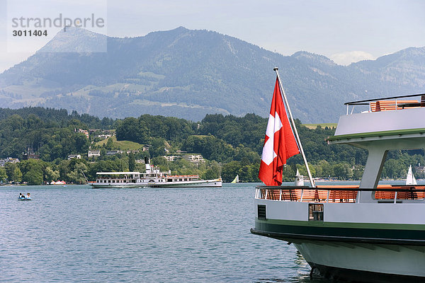 Schaufelraddampfer auf dem Vierwaldstätter See bei Luzern  Schweiz  Europa