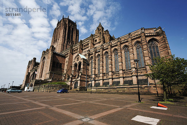 Liverpool Kathedrale - eines der größten Bauwerke der Welt- sie dominiert die Skyline über viele Kilometer hinweg - 101 m hoch - 189 m lang  Liverpool  England
