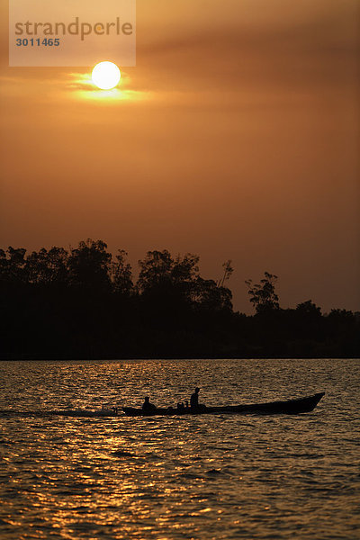 Boot auf Fluß Sungai Sekonyer im Tanjung Puting National Park  Zentral-Kalimanta  Borneo  Indonesien