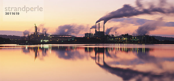 Rauchen Sie ausgeben von Industrieanlagen Schornsteine