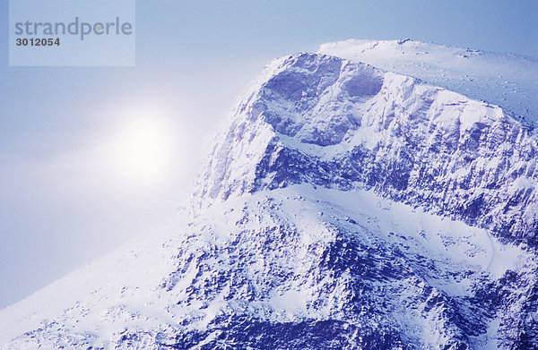 Verschneites Gebirge gegen Himmel