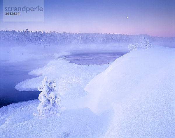 River durch Winterlandschaft