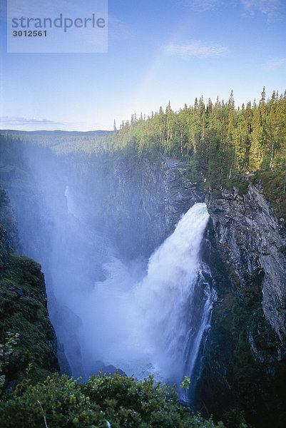 Ein Wasserfall und ein Regenbogen