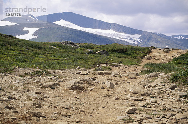 Karge Land mit Gebirge im Hintergrund