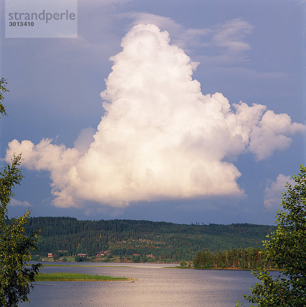 Thunder Wolken über Wasser Schweden.