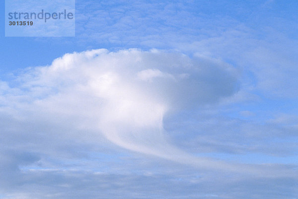 Wolken auf einem blauen Himmel.