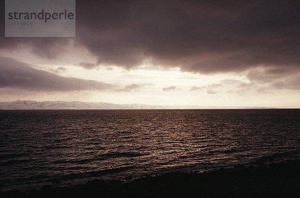 Dramatischer Himmel über dem Ozean Norwegen