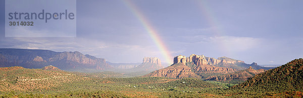 Landschaft mit Regenbogen im Hintergrund