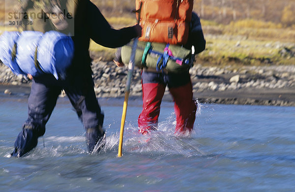 Menschen zu Fuß in Wasser